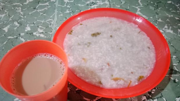 Chai tea dan bubur sop disediakan sebagai menu berbuka di Masjid Jamik Medan