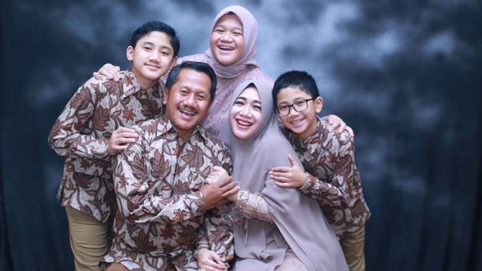 Crazy rich Grobogan Joko Suranto bersama keluarga.