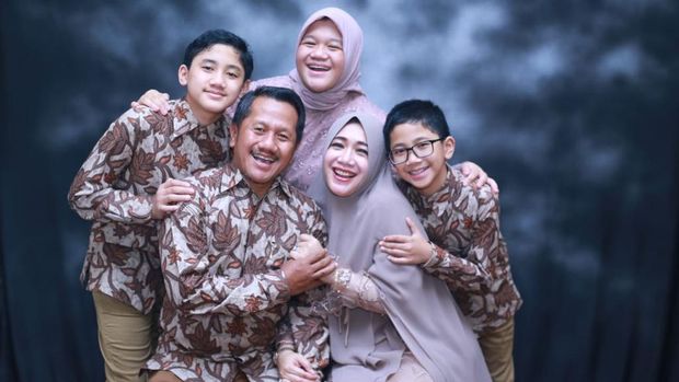 Crazy rich Grobogan Joko Suranto bersama keluarga.