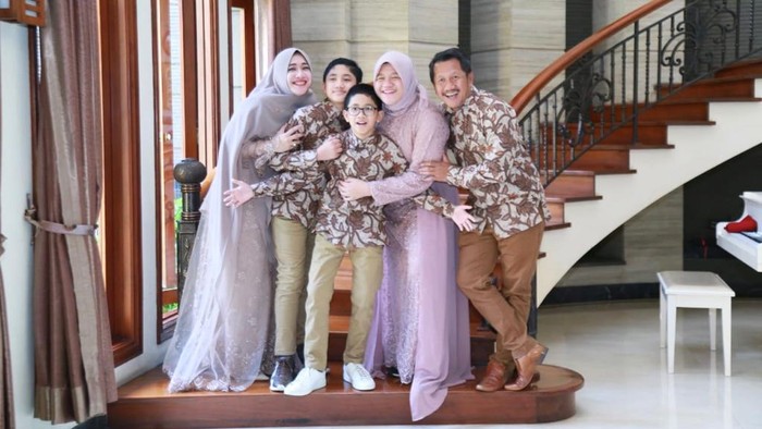Crazy rich Grobogan Joko Suranto bersama keluarga.