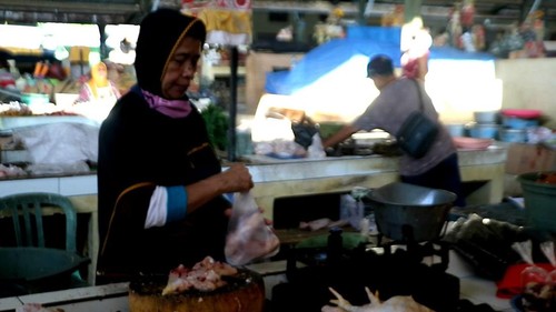 Salah seorang pedagang ayam yang ada di pasar tradisional Subagan