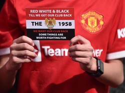 Mereka memprotes manajemen klub di bawah keluarga Glazers. Foto: Getty Images/Nathan Stirk