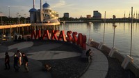 Anjungan Pantai Losari Makassar kerap jadi tujuan warga yang hendak menikmati pemandangan maupun berburu foto matahari terbenam. Di bulan Ramadan, kawasan ini jadi tempat favorit sebagian umat muslim di Makassar untuk ngabuburit menunggu waktu buka puasa. ANTARA FOTO/Abriawan Abhe.