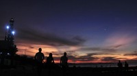 Sejumlah warga menikmati suasana matahari terbenam atau sunset di pesisir Pantai Lai-Lai Besi Kopan (LLBK) di Kota Kupang, NTT Minggu (3/4/2022). Sebagian warga muslim di Kota Kupang bersantai dan menikmati sunset sambil menunggu waktu berbuka puasa . ANTARA FOTO/Kornelis Kaha.