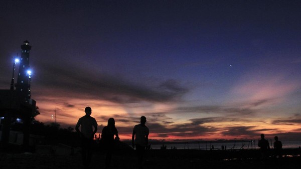 Sejumlah warga menikmati suasana matahari terbenam atau sunset di pesisir Pantai Lai-Lai Besi Kopan (LLBK) di Kota Kupang, NTT Minggu (3/4/2022). Sebagian warga muslim di Kota Kupang bersantai dan menikmati sunset sambil menunggu waktu berbuka puasa . ANTARA FOTO/Kornelis Kaha. Sejumlah warga menikmati suasana matahari terbenam atau sunset di pesisir Pantai Lai-Lai Besi Kopan (LLBK) di Kota Kupang, NTT Minggu (3/4/2022). Sebagian warga muslim di Kota Kupang bersantai dan menikmati sunset sambil menunggu waktu berbuka puasa . ANTARA FOTO/Kornelis Kaha.