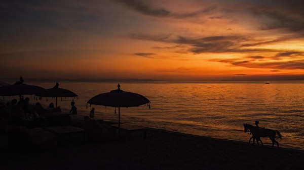 Pantai Tanjung Bias, Desa Senteluk, Kecamatan Batulayar, Lombok Barat, NTB, juga menjadi kawasan wisata yang kerap dikunjungi wisatawan di sore hari. Sembari duduk-duduk di pinggir pantai, wisatawan dapat menikmati pemandangan matahari tenggelam sambil mencicipi kuliner khas Lombok. ANTARA FOTO/Ahmad Subaidi.