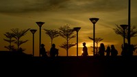 Warga menanti saat berbuka puasa (ngabuburit) di pelataran Masjid Terapung Amirul Mukminin, Anjungan Pantai Losari, Makassar, Sulawesi Selatan, Selasa (5/4/2022). ANTARA FOTO/Abriawan Abhe.
