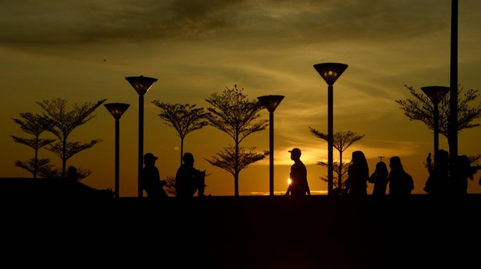 Menikmati pemandangan matahari terbenam jadi kegiatan favorit warga saat menunggu waktu buka puasa. Deretan lokasi ini cocok dikunjungi untuk menikmati sunset.