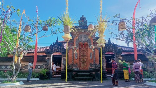 Suasana di depan Gereja Paroki Tritunggal Mahakudus di Desa Tuka, Kuta Utara, Badung, Bali. (Agus Eka/detikBali)
