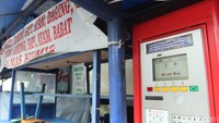 Namun ada mesin parkir yang diapit gerobak PKL, ada juga mesin parkir yang digunakan untuk menjemur pakaian.