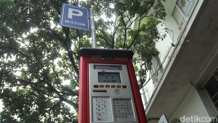 Gubernur Jawa Barat Ridwan Kamil buka suara soal aset Pemkot Bandung yang disebut terlantar beberapa waktu lalu. Salah satu yang disorot yakni mesin parkir.