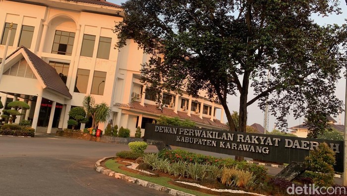 DPRD Kabupaten Karawang.