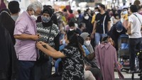 Sebagian warga pun datang ke pusat perbelanjaan tersebut bersama anggota keluarga lainnya. Beberapa di antaranya terlihat sedang mencoba dan memilih pakaian yang dijajakan para pedagang di Thamrin City. 