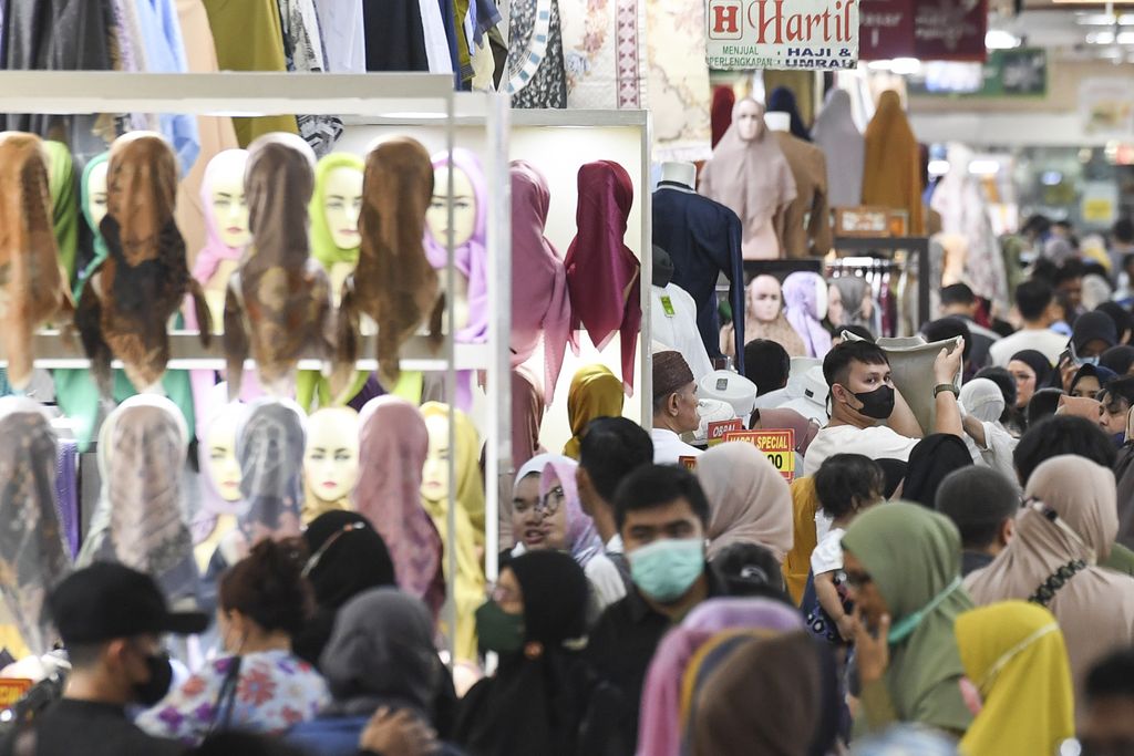 Pusat perbelanjaan Thamrin City, Jakarta, mulai ramai dikunjungi warga. Tak sedikit di antaranya datang ke sana untuk berbelanja busana muslim.