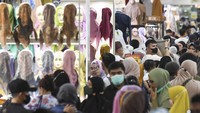 Tampak sejumlah warga melihat pakaian di zona busana muslim Thamrin City, Jakarta.