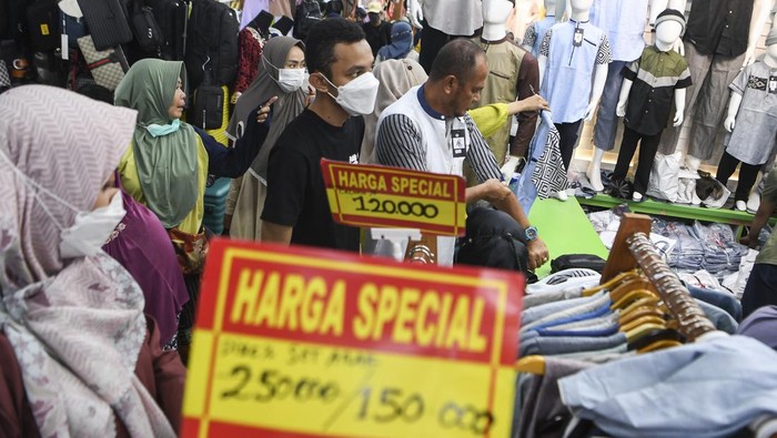 Dua Pekan Jelang Lebaran, Thamrin City Ramai Dikunjungi Warga Pusat perbelanjaan Thamrin City, Jakarta, mulai ramai dikunjungi warga. Tak sedikit di antaranya datang ke sana untuk berbelanja busana muslim.