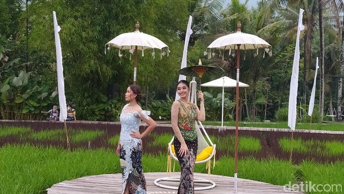 Fashion show di persawahan SvargaBumi Borobudur, Kabupaten Magelang, Sabtu (16/4/2022).