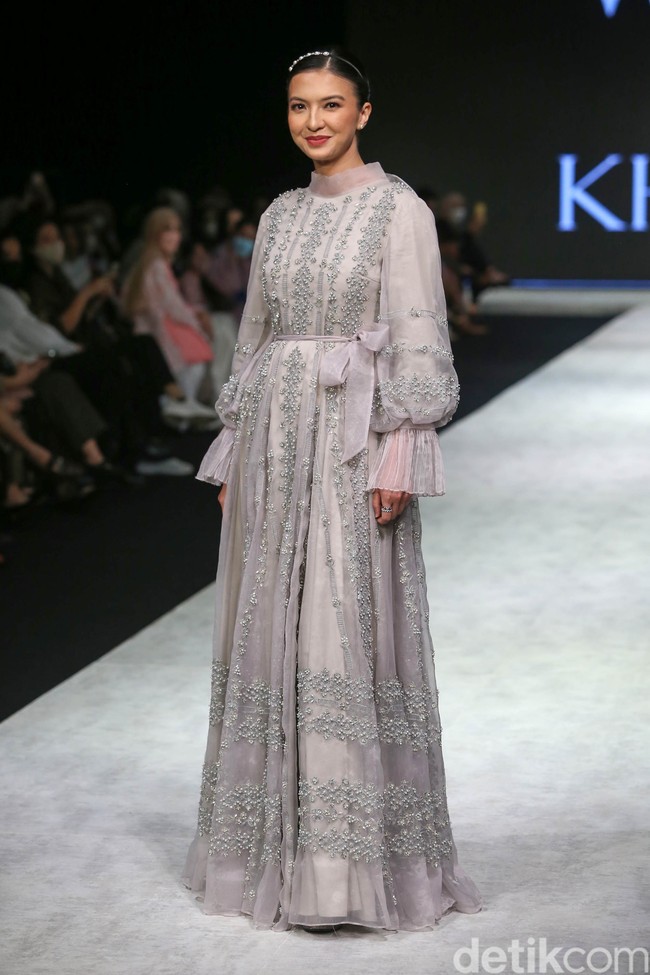 Raline Shah menjadi model fashion show koleksi desainer Khanaan Shamlan yang digelar di Indonesia Fashion Week 2022 di JCC, Senayan. Foto: Grandyos Zafna/Detikcom