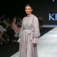 Raline Shah menjadi model fashion show koleksi desainer Khanaan Shamlan yang digelar di Indonesia Fashion Week 2022 di JCC, Senayan. Foto: Grandyos Zafna/Detikcom