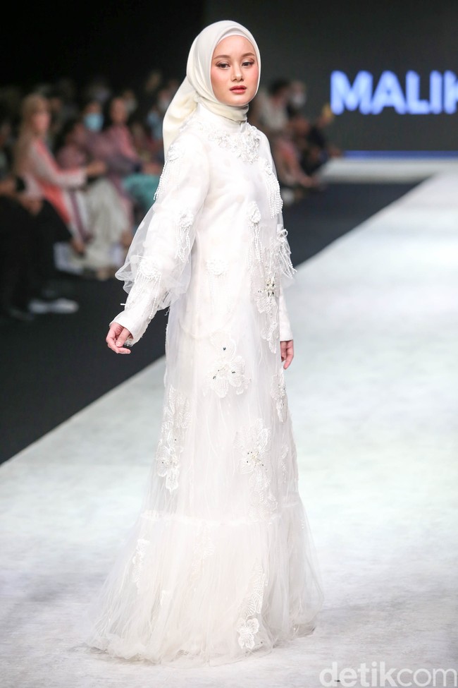 Dinda Hauw tampil menjadi model fashion show koleksi busana Malik Moestaram. Foto: Grandyos Zafna/Detikcom