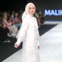 Dinda Hauw tampil menjadi model fashion show koleksi busana Malik Moestaram. Foto: Grandyos Zafna/Detikcom
