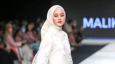 Foto Pesona Dinda Hauw - Raline Shah Pakai Modest Wear Karya Desainer RI