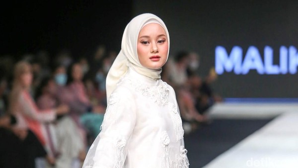 Foto Pesona Dinda Hauw - Raline Shah Pakai Modest Wear Karya Desainer RI