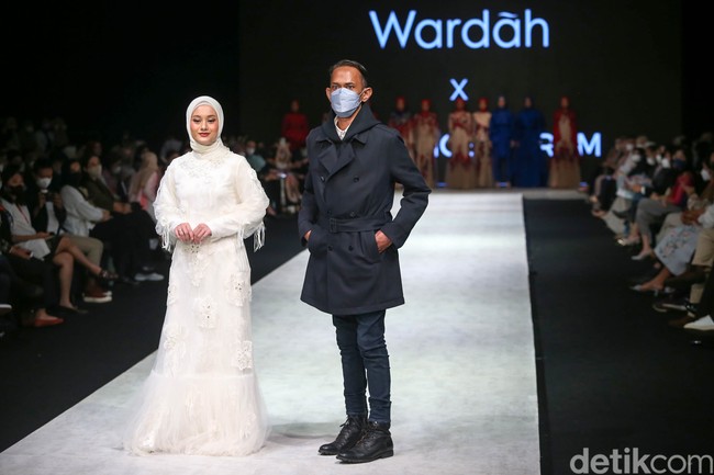 Aktris Dinda Hauw yang merupakan bintang iklan Wardah turut tampil sebagai model fashion show yang digelar di Indonesia Fashion Week 2022. Istri Rey Mbayang itu memakai koleksi dari Malik Moestaram. Foto: Grandyos Zafna/Detikcom