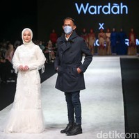 Aktris Dinda Hauw yang merupakan bintang iklan Wardah turut tampil sebagai model fashion show yang digelar di Indonesia Fashion Week 2022. Istri Rey Mbayang itu memakai koleksi dari Malik Moestaram. Foto: Grandyos Zafna/Detikcom