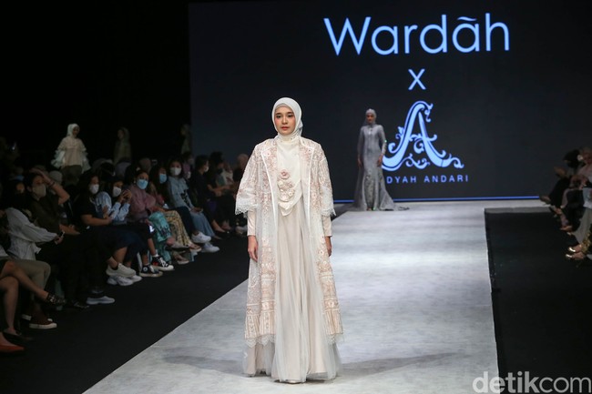 Aktris Dhini Aminarti tampil memakai koleksi desainer Ayu Dyah Andari dalam fashion show Wardah di Indonesia Fashion Week 2022. Foto: Grandyos Zafna/Detikcom