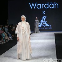 Aktris Dhini Aminarti tampil memakai koleksi desainer Ayu Dyah Andari dalam fashion show Wardah di Indonesia Fashion Week 2022. Foto: Grandyos Zafna/Detikcom