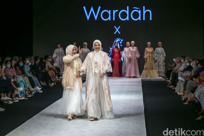 Wardah menggandeng sederet desainer tanah air dalam menggelar fashion show sekaligus memperlihatkan tren makeup 2022. Ayu Dyah Andari termasuk salah satu desainer tersebut. Foto: Grandyos Zafna/Detikcom