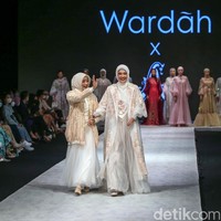 Wardah menggandeng sederet desainer tanah air dalam menggelar fashion show sekaligus memperlihatkan tren makeup 2022. Ayu Dyah Andari termasuk salah satu desainer tersebut. Foto: Grandyos Zafna/Detikcom