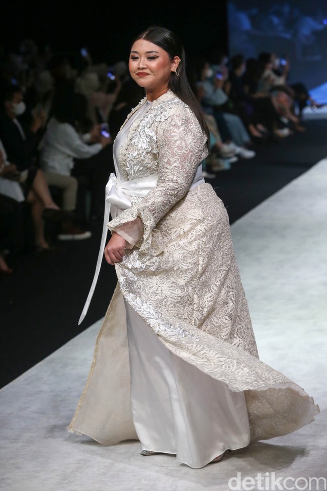 Selain para selebriti, Wardah juga menggandeng sederet influencer untuk tampil sebagai model fashion show modest wear di Indonesia Fashion Week. Salah satunya adalah selebgram Clarissa Putri. Foto: Grandyos Zafna/Detikcom