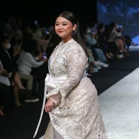 Selain para selebriti, Wardah juga menggandeng sederet influencer untuk tampil sebagai model fashion show modest wear di Indonesia Fashion Week. Salah satunya adalah selebgram Clarissa Putri. Foto: Grandyos Zafna/Detikcom