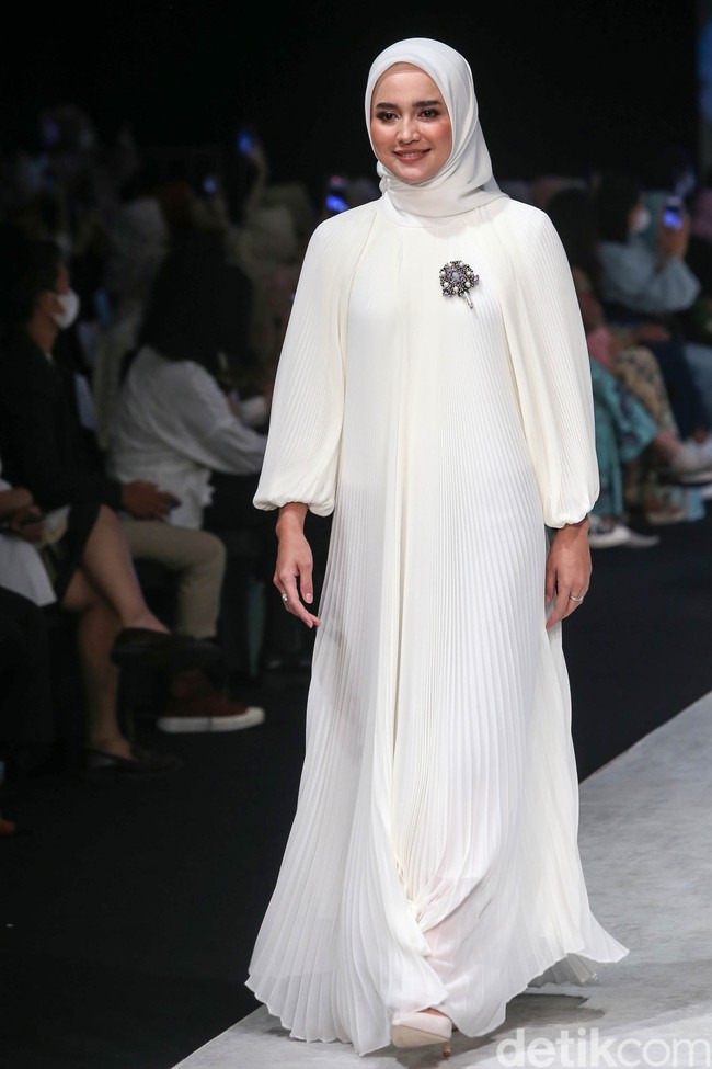Psikolog Analisa Widyaningrum yang populer di Instagram dan YouTube tampil dalam fashion show Wardah di Indonesia Fashion Week 2022. Foto: Grandyos Zafna/Detikcom
