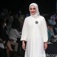 Psikolog Analisa Widyaningrum yang populer di Instagram dan YouTube tampil dalam fashion show Wardah di Indonesia Fashion Week 2022. Foto: Grandyos Zafna/Detikcom