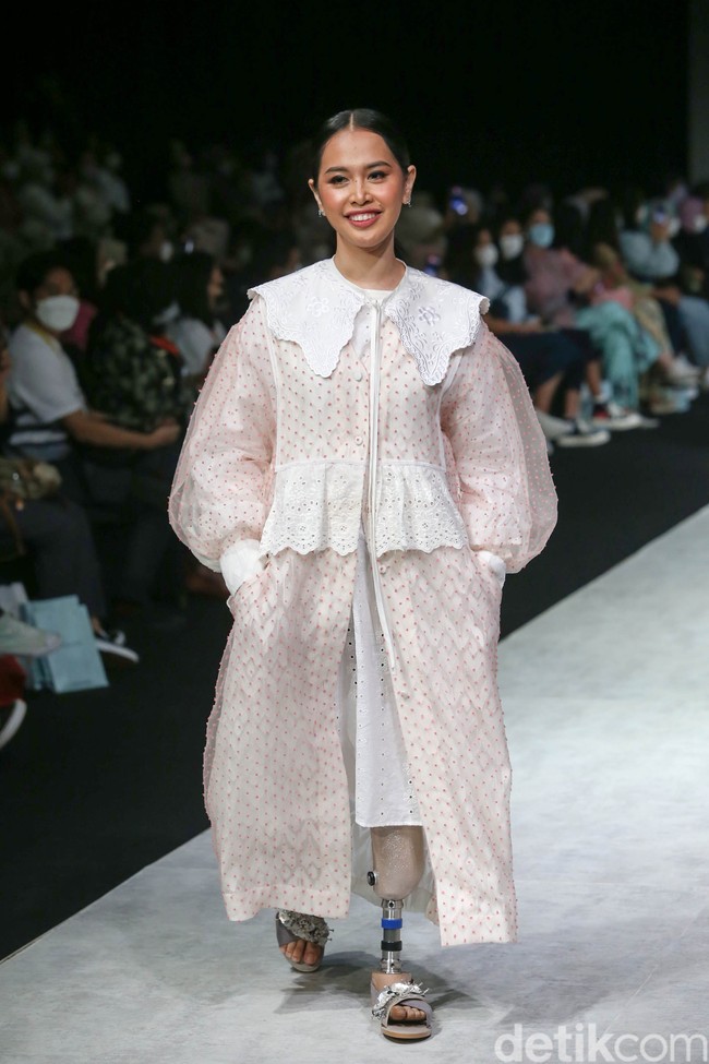 Disability Womenpreneur, Nicky Clara ikut menjadi model dalam fashion show yang digelar di Indonesia Fashion Week 2022. Foto: Grandyos Zafna/Detikcom