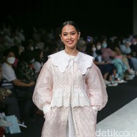 Disability Womenpreneur, Nicky Clara ikut menjadi model dalam fashion show yang digelar di Indonesia Fashion Week 2022. Foto: Grandyos Zafna/Detikcom