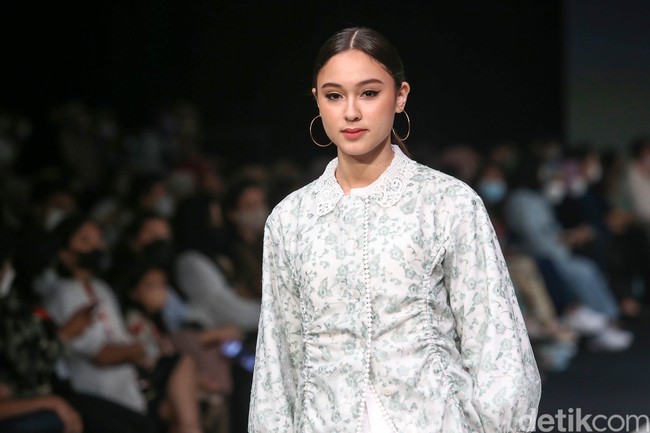 Aktris muda yang tengah naik daun Yasmin Napper ikut tampil sebagai model fashion show modest wear yang digelar Wardah di Indonesia Fashion Week. Bintang sinetron Love Story The Series itu mengenakan karya IKYK x Toton. Foto: Grandyos Zafna/Detikcom