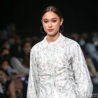 Aktris muda yang tengah naik daun Yasmin Napper ikut tampil sebagai model fashion show modest wear yang digelar Wardah di Indonesia Fashion Week. Bintang sinetron Love Story The Series itu mengenakan karya IKYK x Toton. Foto: Grandyos Zafna/Detikcom