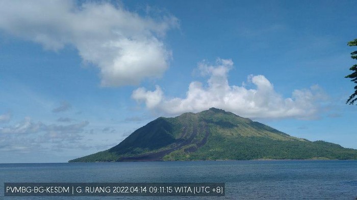 Erupsi Gunung Ruang Akibatkan Hujan Kerikil, Atap Rumah Warga Rusak