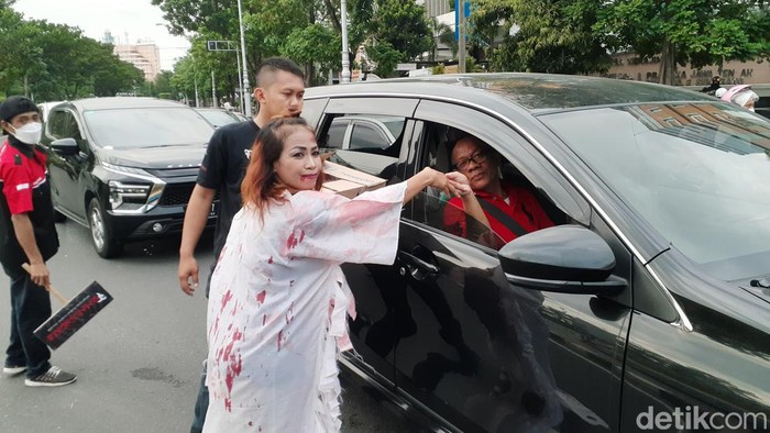 Wanita berkostum hantu bagikan takjil di Semarang, Minggu (17/4/2022).
