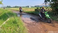 Kondisi jalan alternatif yang menghubungkan dua kecamatan di kawasan Kabupaten Bandung itu tampak rusak cukup parah.