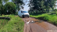Apalagi jika warga melintas malam hari, kehati-hatian harus lebih tinggi karena penerangan jalan umum (PJU) di jalan tersebut minim. Kerusakan di jalan tersebut dikeluhkan Anton (34), salah satu pengendara yang bisa melintas di lokasi. Ia berharap jalan rusak itu segera diperbaiki. Sehingga, ia dan warga lainnya bisa lebih aman dan nyaman saat melintas ke lokasi.