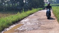 Seperti diketahui, jalan utama Ciparay-Majalaya kerap terjadi banjir dan menumbuhkan jalan tersebut. Jalan alternatif ini, kerap dipilih oleh para pengendara untuk menghindari banjir di jalanan tersebut. Meski banyak titik kerusakan, ada juga titik jalan yang sudah dilakukan betonisasi atau cor, namun belum merata.