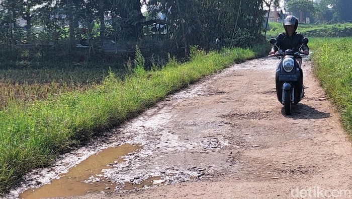 Jalan alternatif yang hubungkan Kecamatan Majalaya dan Kecamatan Ciparay, Kabupaten Bandung, rusak cukup parah. Begini kondisinya.