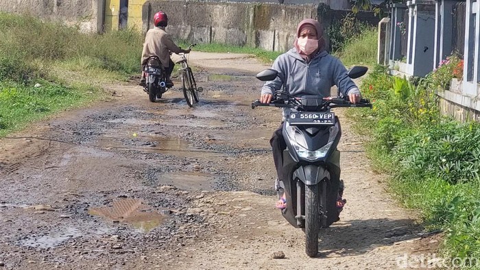 Jalan alternatif yang hubungkan Kecamatan Majalaya dan Kecamatan Ciparay, Kabupaten Bandung, rusak cukup parah. Begini kondisinya.