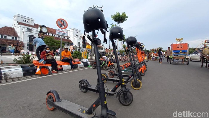 Jasa persewaan skuter listrik di sekitar alun-alun Kota Tegal menjadi wahana warga untuk ngabuburit, Minggu (17/4/2022).