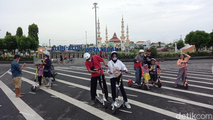 Jasa persewaan skuter listrik di sekitar alun-alun Kota Tegal menjadi wahana warga untuk ngabuburit, Minggu (17/4/2022).